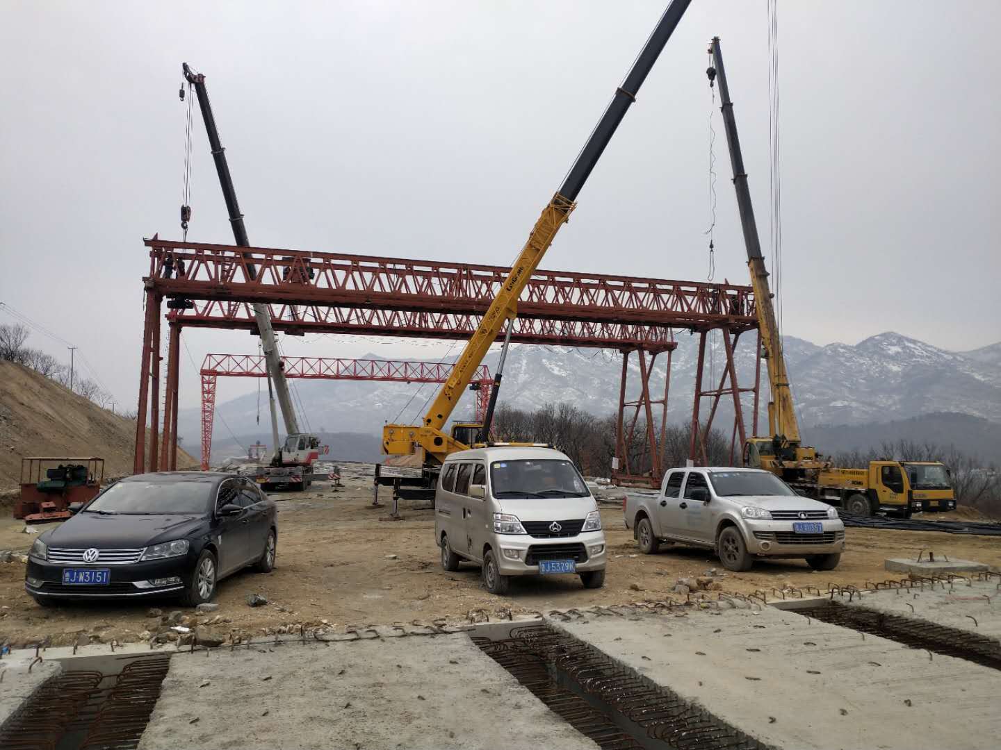 中鐵十局提梁機(jī)花架吊