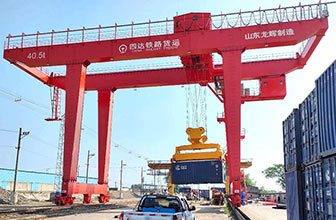 湖北襄陽(yáng)四達(dá)鐵路貨運(yùn)集裝箱起重